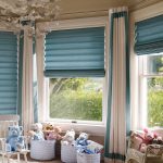 صناديق مع لعب الأطفال أمام النافذة