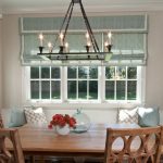 ستائر رومانية في غرفة الطعام مع ثلاث نوافذ