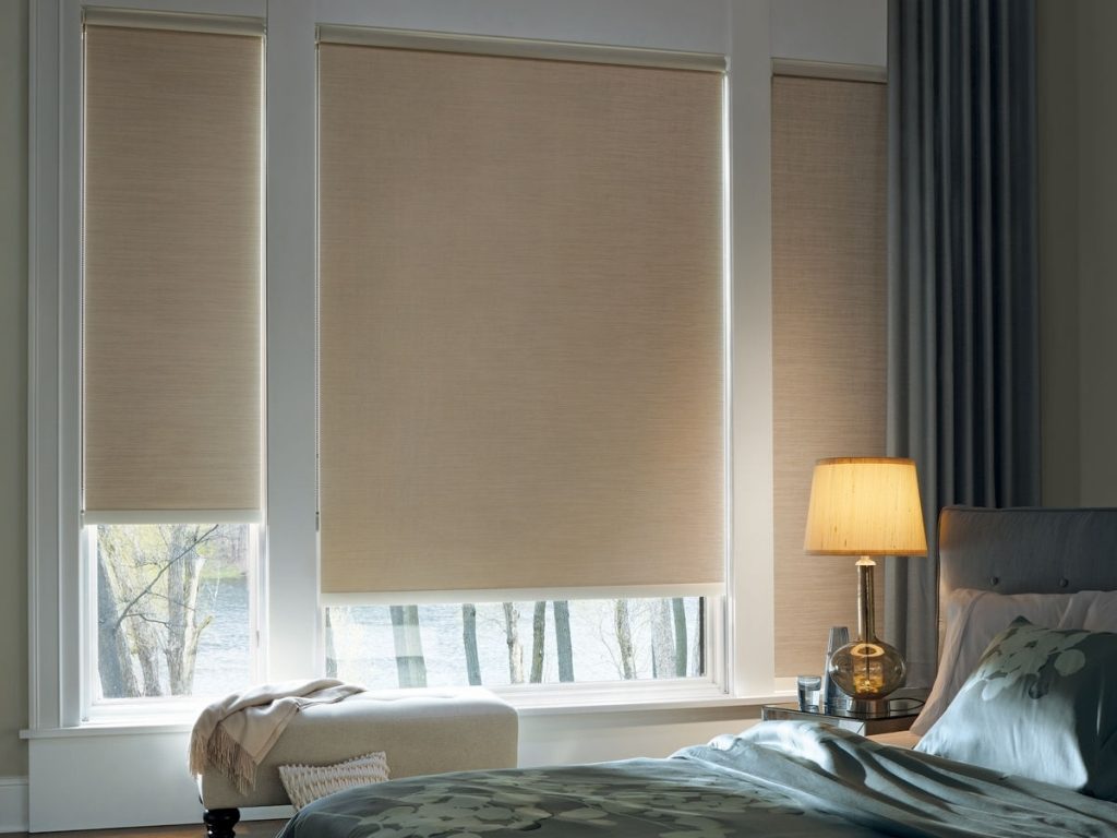 لفة التعتيم البني الفاتح الفاتح على نافذة غرفة النوم