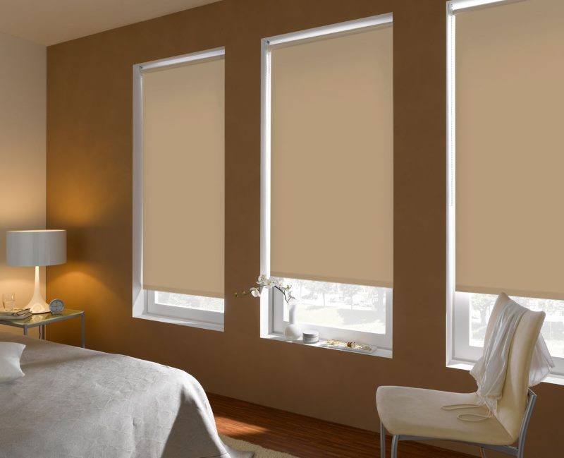 الستائر ألفا على نوافذ غرفة النوم الحديثة