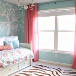 يتم الجمع بين الستائر الوردية تمامًا مع الزهور الوردية على المفرش