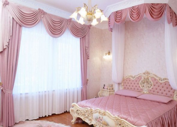 الستائر الوردي في الداخل