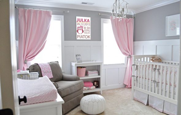 الستائر الوردي مع العناوين الرئيسية للصحف