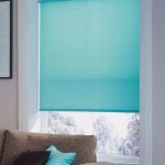 ستارة فيروزية على النافذة بجانب الأريكة