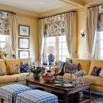 غرفة المعيشة الداخلية مع اثنين من الأرائك