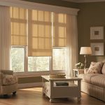 الستائر البيج في الداخل الكلاسيكية