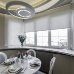 ترتيب الطعام في نافذة الخليج من المطبخ