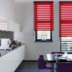 الستائر الحمراء ليلا ونهارا في المطبخ مع شرفة