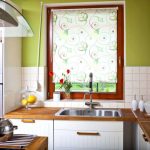 غسل أمام نافذة في منزل خاص