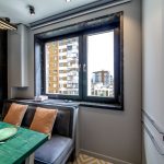 المطبخ الداخلية مع الجدران الرمادية