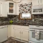 تصميم المطبخ مع نافذة صغيرة