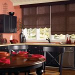 ستائر بنية في الداخل من المطبخ