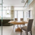 مطبخ مشرق مع ستائر على طراز حمار وحشي