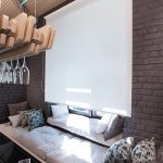 مكان للراحة أمام نافذة المطبخ