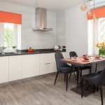 ستائر برتقالية على نوافذ المطبخ