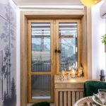 باب الشرفة في مطبخ صغير