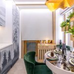 ستارة بيضاء على باب شرفة المطبخ