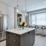 الزهور الطازجة في إناء على جزيرة المطبخ