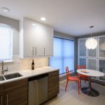 كراسي حمراء على طاولة العشاء