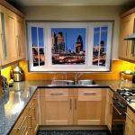 مدينة الليل على الستائر في المطبخ