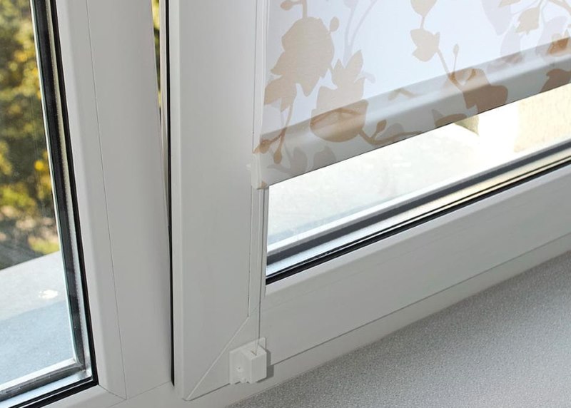 إبزيم الستائر الدوارة على نافذة من البلاستيك