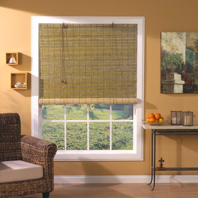 نوع ستارة من الخيزران على النافذة البيضاء لغرفة المعيشة