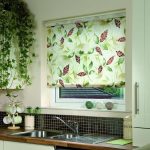 الستائر في فتح نافذة المطبخ