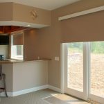 لفة البيج الداكن لتتناسب مع جدران المطبخ