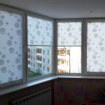 مصاريع مغلقة على نوافذ الشرفة