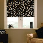 ستارة داكنة على النافذة البيضاء