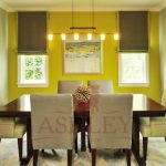 الستائر الدوارة على النوافذ الضيقة في غرفة المعيشة مع تثبيت على الحائط