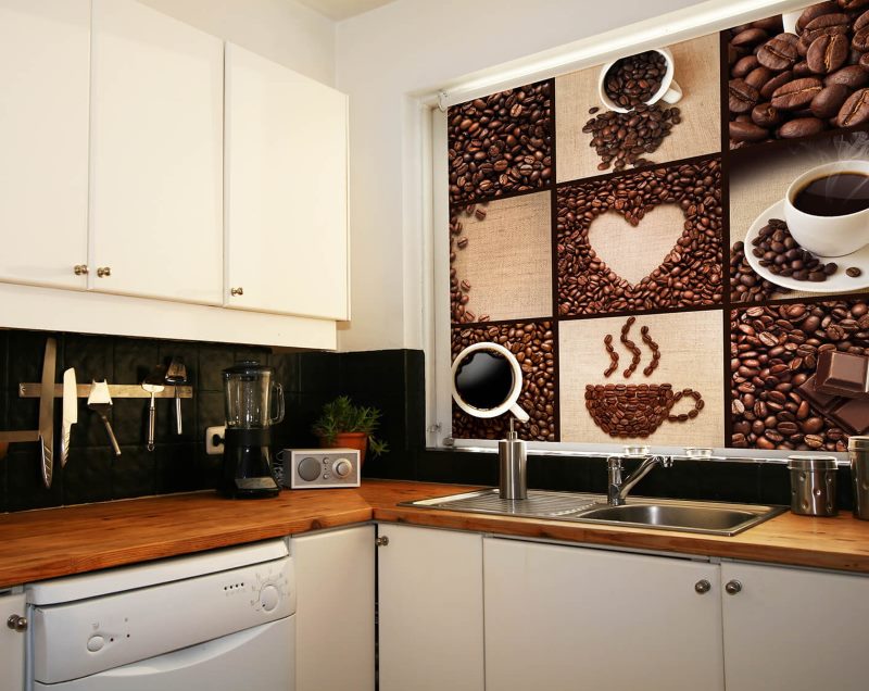 أعمى الأسطوانة مع طباعة الصور على نافذة المطبخ