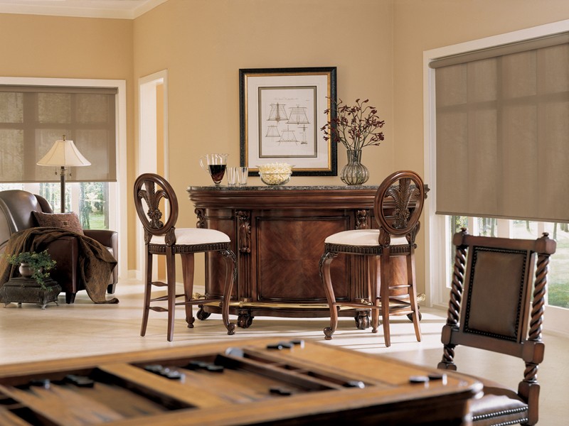 ستائر رمادية فاتحة من شاشة في غرفة معيشة على الطراز الكلاسيكي