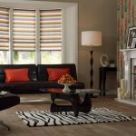 ستائر مخططة على النوافذ البلاستيكية