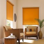 الستائر الصفراء في غرفة المعيشة الزاوية