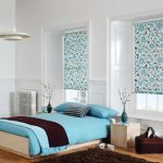 تصميم غرفة نوم مع اثنين من النوافذ