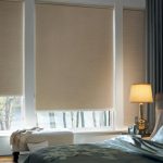 ستائر مفتوحة على نوافذ غرفة النوم