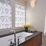 توالت الستائر في الحمام مع تصاعد على الإطار