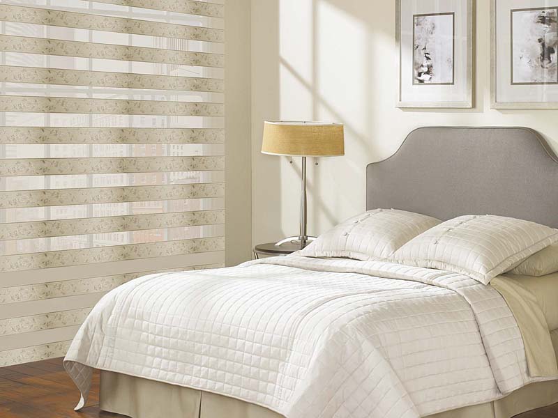 ستائر خفيفة يومًا إلى ليلة في الداخل من غرفة النوم