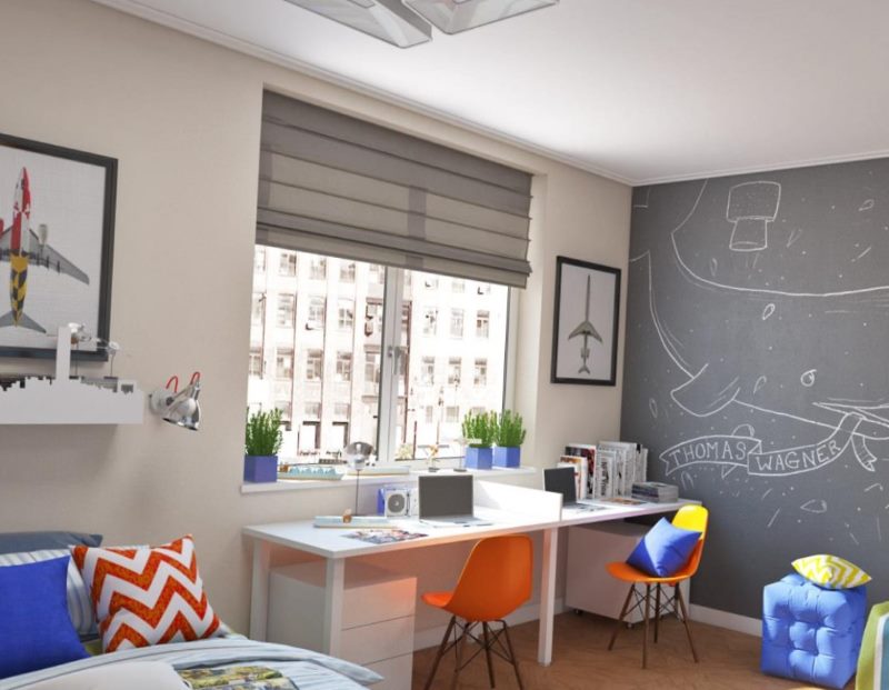 تورس من النوع الروماني الرمادي في غرفة بها جدار من الألواح