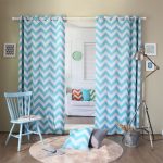 ستائر زرقاء وبيضاء أنيقة مع متعرج