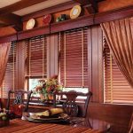 سكة ستارة خشبية عريضة تغطي الستارة