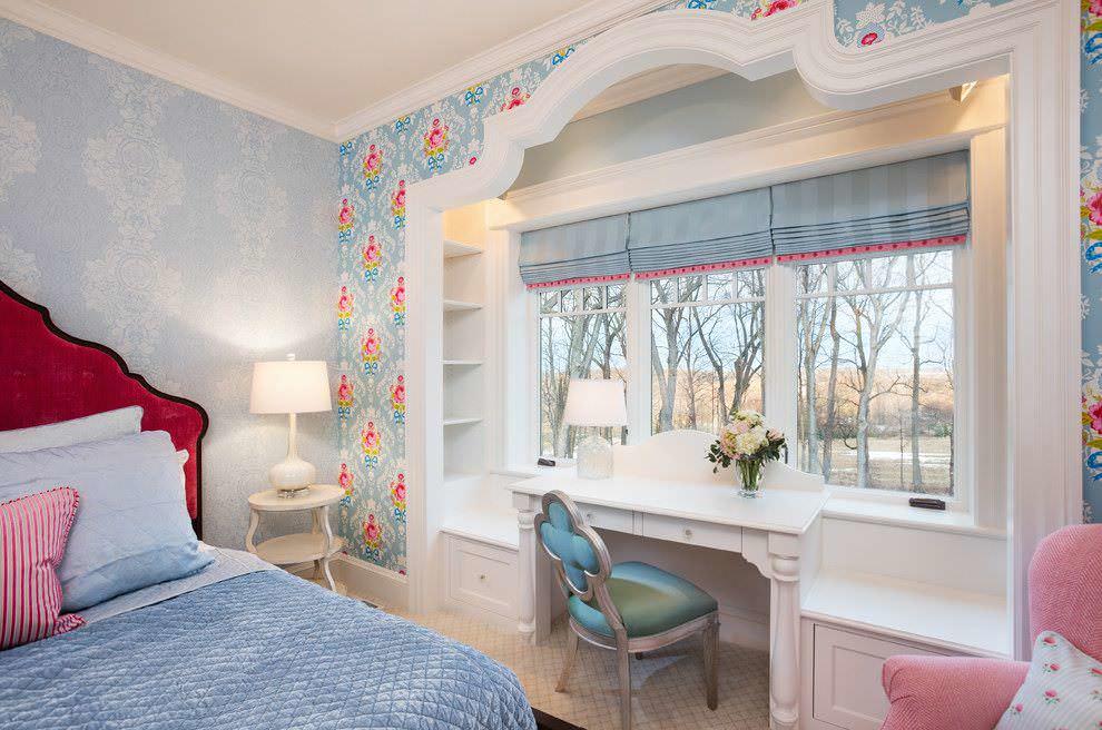 صنع نافذة واسعة مع الستائر الرومانية في غرفة لفتاة