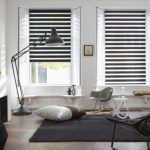 تصميم غرفة المعيشة مع ستائر مخططة