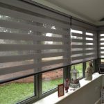 مصاريع يوم ليلا على نافذة الشرفة المزجج