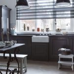 ستائر شفافة على نافذة المطبخ