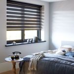 المفرش الرمادي على السرير في غرفة النوم