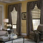 تزيين نوافذ غرفة المعيشة مع الستائر مجتمعة