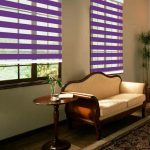 طاولة صغيرة على ساق خشبية