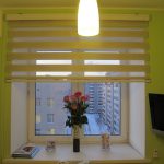 الزهور الطازجة في إناء على عتبة نافذة المطبخ